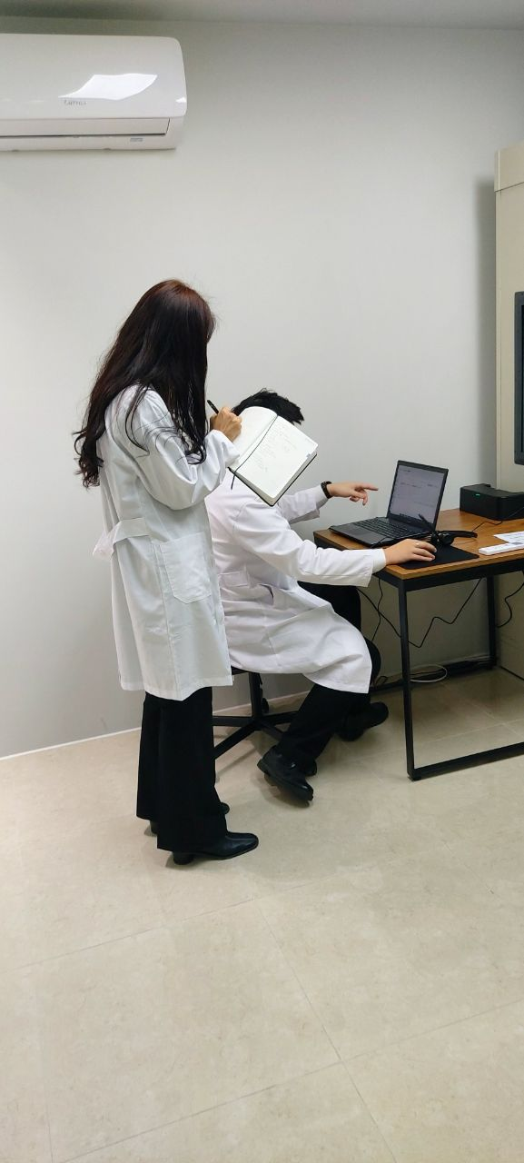청력 데이터를 살펴보는 더편한보청기 전문가